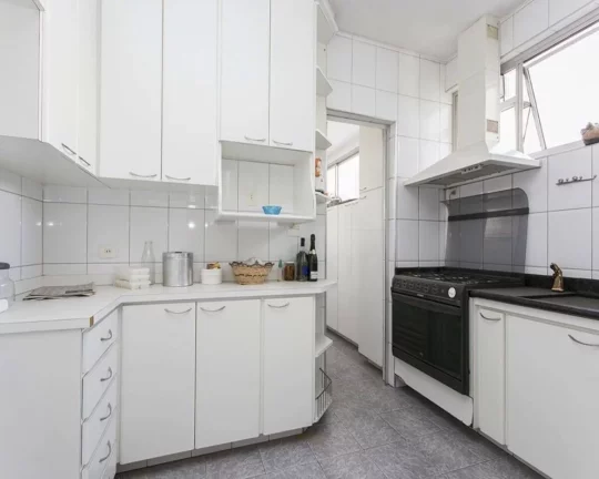 Imagem Apartamento amplo com piso de tacos, living para 02 ambientes, lavabo, 04 dormitórios sendo 01 suí...