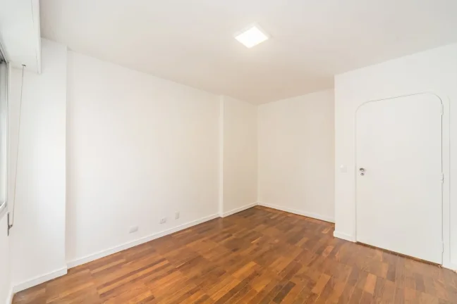 Imagem OPORTUNIDADE IMPERDÍVEL ! Apartamento Reformado 161M², 3Q, 1 Suíte, 2 Banheiros, 2 Vagas, Academia, Brinquedoteca, Playground, Salão de Festas.