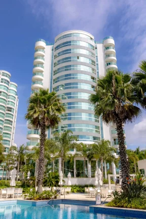 Imagem Apartamento mobiliado com área de lazer completa! 3 suítes e 3 vagas na Praia Brava em Itajaí