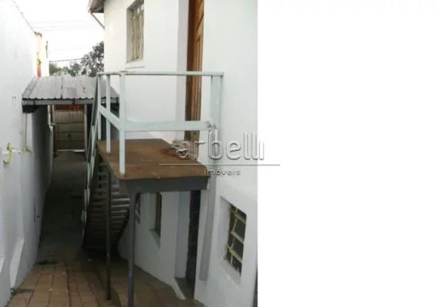 Imagem Galpão com escritórios com área total de 406 metros quadrados. O piso térreo está o galpão que...