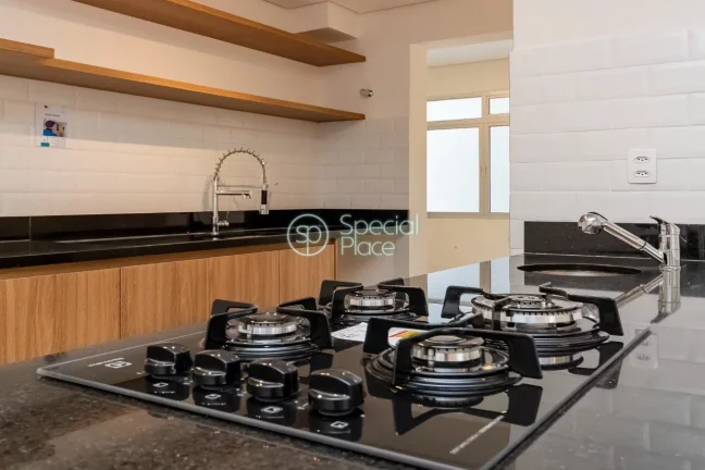 Imagem Apto com 129,23m² no Itaim Bibi Sala ampla para 2 ambientes com cozinha integrada e armários plane...