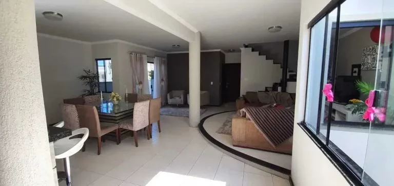 Imagem Casa com 4 dormitórios sendo 1 suíte e 3 vagas de garagem no Centro de Itajaí