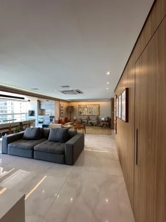 Imagem A 5ª Avenida Imóveis apresenta essa exclusiva e bem decorada unidade de 3 Suites + gabinete no CONDOMÍNIO BARRA PORTO no melhor ponto da BARRA:
