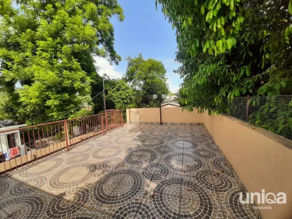 CASA AMPLA DE TRÊS DORMITÓRIOS COM MAIS UM APARTAMENTO NO ANDAR SUPERIOR DE 03