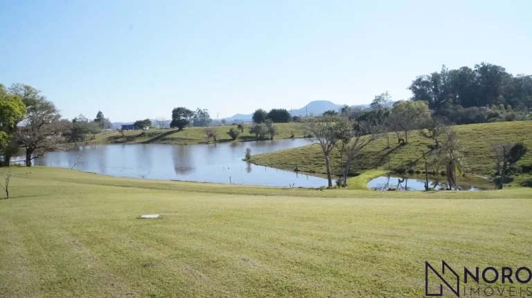 Lindíssima chácara, 2,1ha, acesso asfaltado, com sede, cocheiras, horta, pomar,