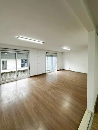 Imagem Casa Comercial para Alugar na Vila Isabel | 195m² com Pé Direito Duplo e Salas Integradas – Ideal para Escritórios, Clínicas e Empresas
