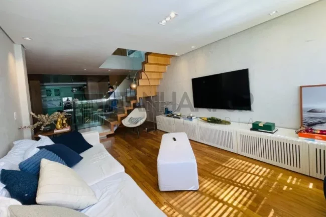Imagem Venha se encantar com essa incrível cobertura no coração do Itaim Bibi, no Condomínio Edifício Igarapé! Completamente reformada, essa cobertura de 2