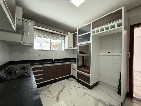Imagem Casa à venda em Vitória da Conquista-BA, no bairro Felícia: 3 quartos, 1 suíte, 1 sala, 2 banheiros, 4 vagas de garagem, 123m².