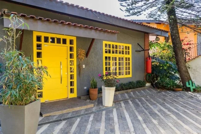 Imagem Incrível casa de alto padrão em um condomínio fechado com localização privilegiada na serra.