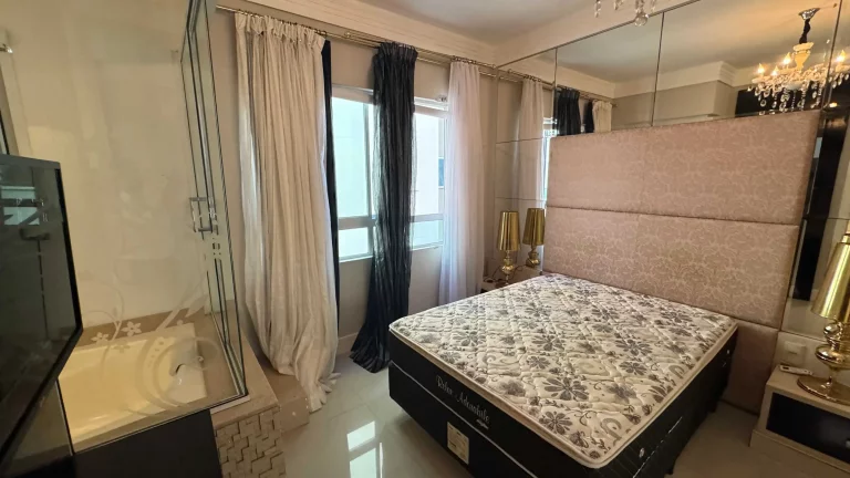 Imagem Apartamento frente mar com 3 suítes e 3 vagas de garagem em Meia Praia - Itapema/SC