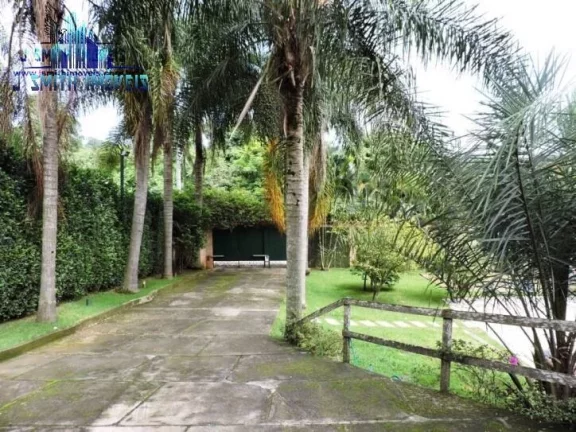 Imagem Casa na Granja Viana com muito espaço em rua tranquila
 Casa com pé direito alto, amplas varandas,...