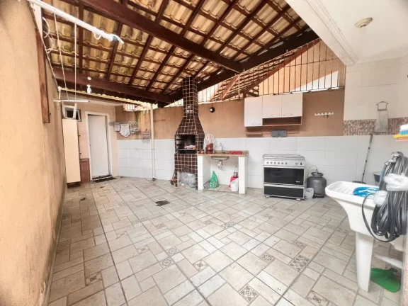 Imagem Casa para Venda em Praia Grande, Caiçara, 3 dormitórios, 2 suítes, 2 banheiros, 2 vagas