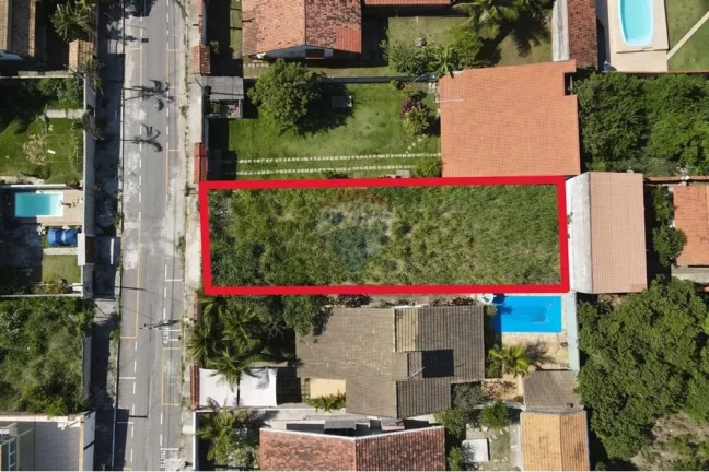Imagem Terreno plano e murado perto da praia.