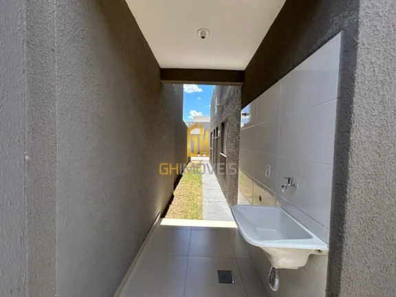 Imagem A casa possui 

3 quartos,
1 suíte,
2 quartos
Sala de estar, 
Sala de jantar, 
Banheiro, 
Cozinha
Q...