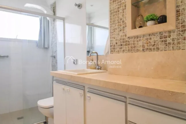 Imagem Imóvel amplo à venda no Cambuí, com 3 quartos e 2 banheiros. Apartamento reformado e muito bem lo...