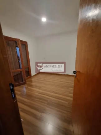 Imagem Oportunidade Exclusiva no Campo Grande a Venda. Vendo Sobrado em Condomínio fechado na Sabará região de campo grande, São 3 Dormitórios, sendo 1 Suíte, todos com Armários, cozinha planejada, 2 vagas fixas subterrâneas, Churrasqueira e Quintal. Valor de Su
