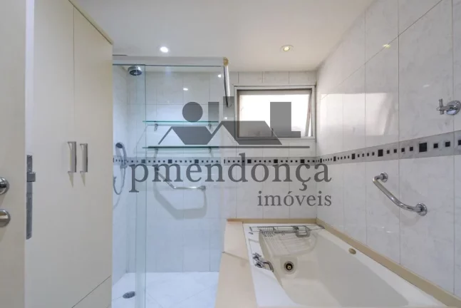 Imagem Apartamento no Itaim Bibi com 3 quartos (1 suíte) e 2 vagas, reformado.