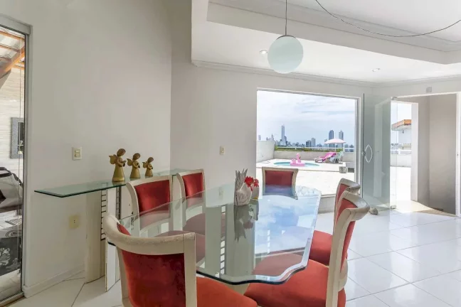 Imagem Casa com 4 dormitórios sendo 2 suítes e 2 vagas de garagem no Bairro Nações em Balneário Camboriú