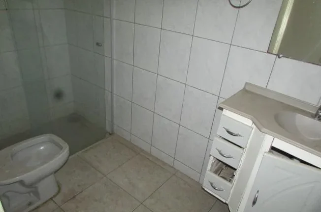 Imagem Casa com 01 vaga, portão eletrônico, sala, cozinha com gabinete e armários, área de serv. cobert...