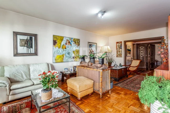 Imagem Belíssimo apartamento em edifício histórico na rua mais charmosa e arborizada de Higienópolis. A...