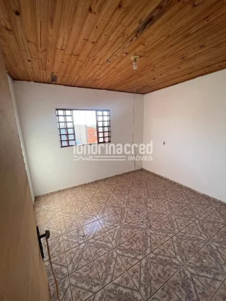 Imagem Casa ampla de 2 pisos, pronta para morar e escriturada! 4 quartos, 3 banheiros, área com vista para Londrina e dependência para reformas. Garagem inclusa!