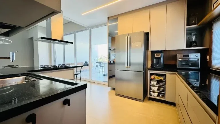 Imagem Casa Térrea de Alto Padrão no Condomínio Reserva São José com Piscina, 4 Suítes e Home Office