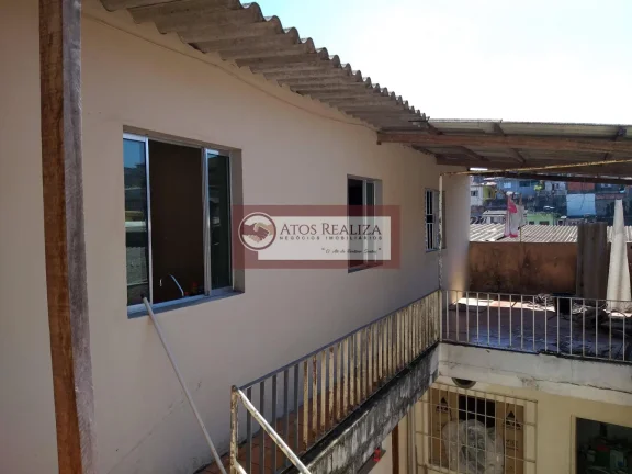 Imagem Vendo Oportunidade no Jardim Fraternidade. Casa Terreno, com 200m2 de área Total, o imóvel conta com, 3 dormitórios, sendo 1 Suíte, 2 vagas de Garagem, Edícula de 3 cômodos, Lavanderia, Aceita Financiamento, aceita Permuta. Valor de Oportunidade R$ 530K, 
