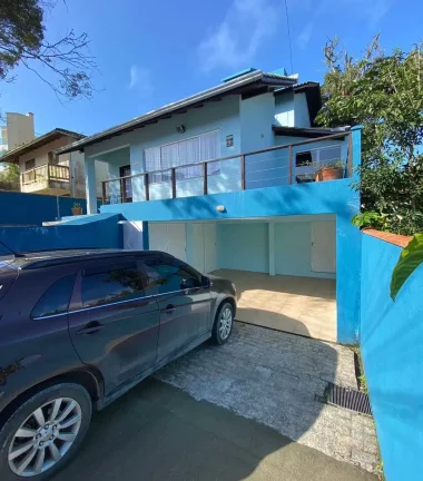 Imagem Casa com 4 dormitórios sendo 3 suítes e 4 vagas de garagem, a 200m do mar em Bombinhas/SC