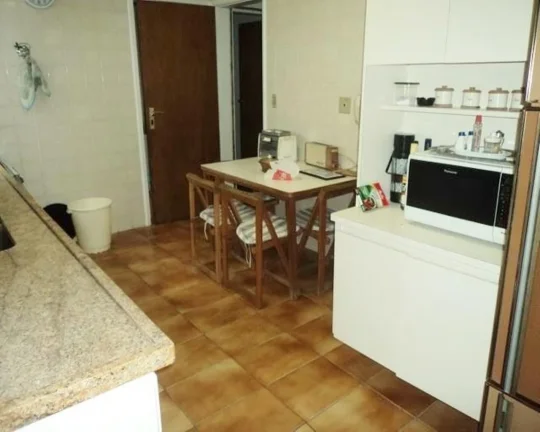 Imagem Apartamento à venda no Guarujá na Praia das Pitangueiras.