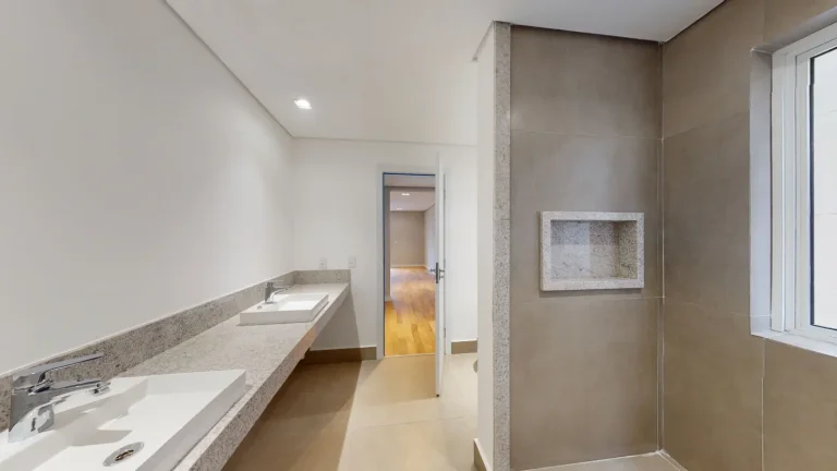 Imagem Apartamento 295M² Reformado, 3Q, 1 Suíte, 4 Banheiros, 1 Vaga, Varanda.