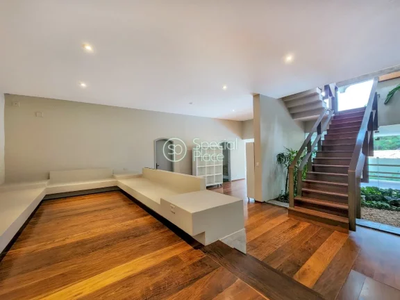 Imagem Excelente casa em rua fechada, com monitoramento 24 horas, ao lado do Clube Paineiras. Essa casa mod...