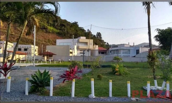 Imagem Sobrado Mobiliado em Condomínio Fechado – 2 Quartos | Área Privativa | Lazer Completo | Próx. Praia Brava e Amores | Balneário Camboriú
