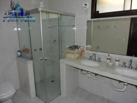 Imagem Casa na Granja Viana com muito espaço em rua tranquila
 Casa com pé direito alto, amplas varandas,...