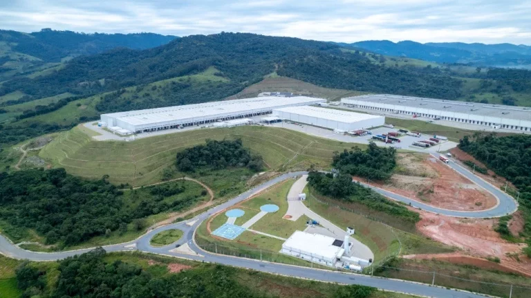 Imagem Galpão logístico Comercial para Locação em Extrema-MG: Centro, 12 Vagas, 2.929,21 m² de Área.