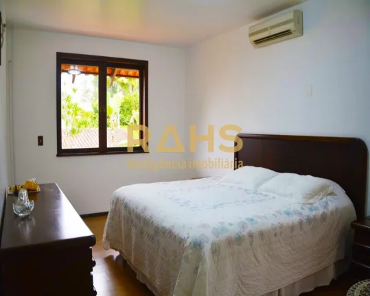 Imagem Linda Residência, no Condomínio Parc de France, Bairro Saguaçu. Arquitetura diferenciada, realiza...