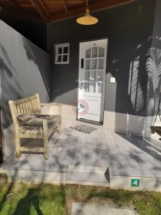 CASA A VENDA DENTRO DE UM PEQUENO CONDOMÍNIO, COM 3 DORMITÓRIOS, 2 BANHEIROS E COZINHA COM ÁREA GOURMET
