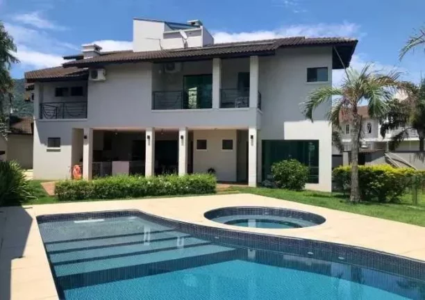 Imagem Casa alto padrão com 4 suítes e 7 vagas de garagem sendo 4 cobertas em Jaraguá do Sul/SC