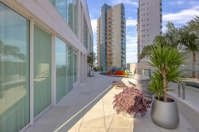 Imagem Apartamento vista mar e andar alto! Com 4 suítes e 3 vagas no Bairro Pioneiros em Balneário Camboriú