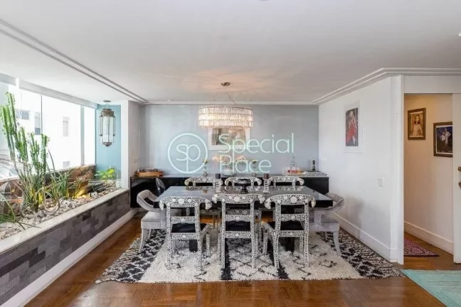Imagem Apartamento com 180m², reformado na parte plana do Jardim América. Possui piso em tacos de madeira...