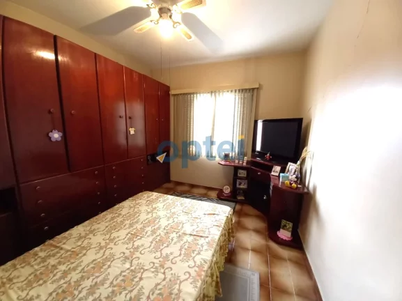 Imagem Casa Térrea com 178 m² de A.C. com 02 dormitórios, sala ampla, cozinha e 2 vagas de Garagens. Nos fundos 01 apartamento, e uma suíte na parte de cima