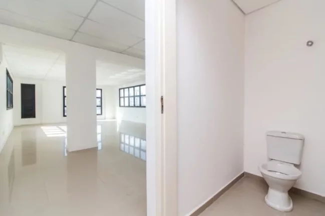 Imagem Vendo ou alugo apenas o prédio todo, são 1581 metros de área construída, dividido em 7 andares com 2 salas por andar. Cada laje tem em torno de 185m²