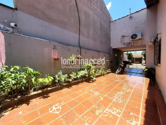Imagem Casa espaçosa com 2 dormitórios, 2 banheiros e 2 vagas de garagem em terreno de 300m², com 126m² de construção — conforto e praticidade em um só lugar!