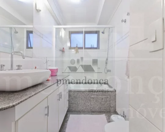Imagem Apartamento bem conservado e repleto de armários, living para 02 ambientes, terraço, 03 dormitóri...