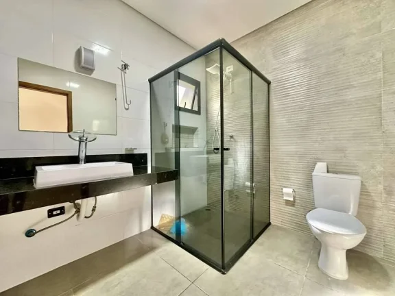 Imagem Cond. Vintage - Moderna, rua tranquila, 4 suítes (1 no térreo), piscina!
