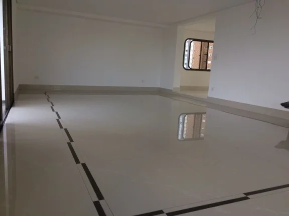 Imagem Excelente Duplex, com 4 dormitórios, sendo 2 suítes, 5 banheiros, 3 vagas de garagem, 3 salas, closet, piscina coberta