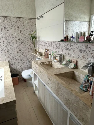 Imagem Destaques do Imóvel:

São 3 Suítes com Ar-Condicionado e Mobiliário Planejado: Suíte master com...