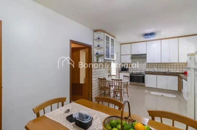Imagem Casa espaçosa disponível para venda, com 5 quartos, incluindo 2 suítes, e 4 banheiros. O imóvel ...