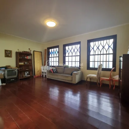 Imagem Encantadora casa em estilo colonial, do tipo sobrado, que une conforto, espaço e charme em cada det...