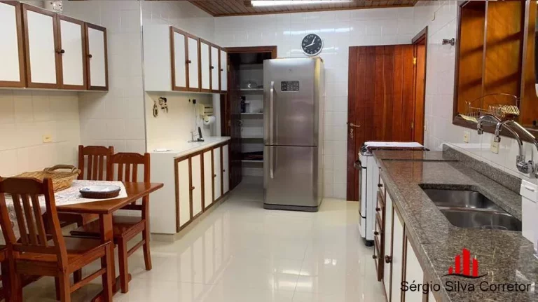 Imagem Casa com 5 dormitórios à Venda em Condomínio Fechado por R$ 6.500,00 m².