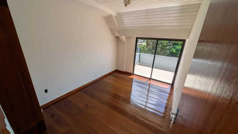 Imagem Casa com 5 dormitórios sendo 3 suítes e 4 vagas de garagem em Florianópolis/SC